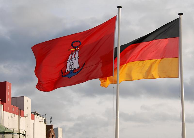 3550_2582 Hamburger Hafenflagge, blauer Anker; Deutsche Nationalflagge | Flaggen und Wappen in der Hansestadt Hamburg